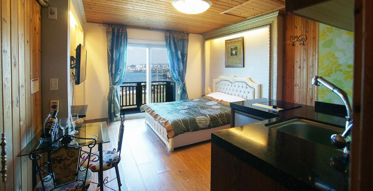 Elroman Pension Jeju Exterior photo