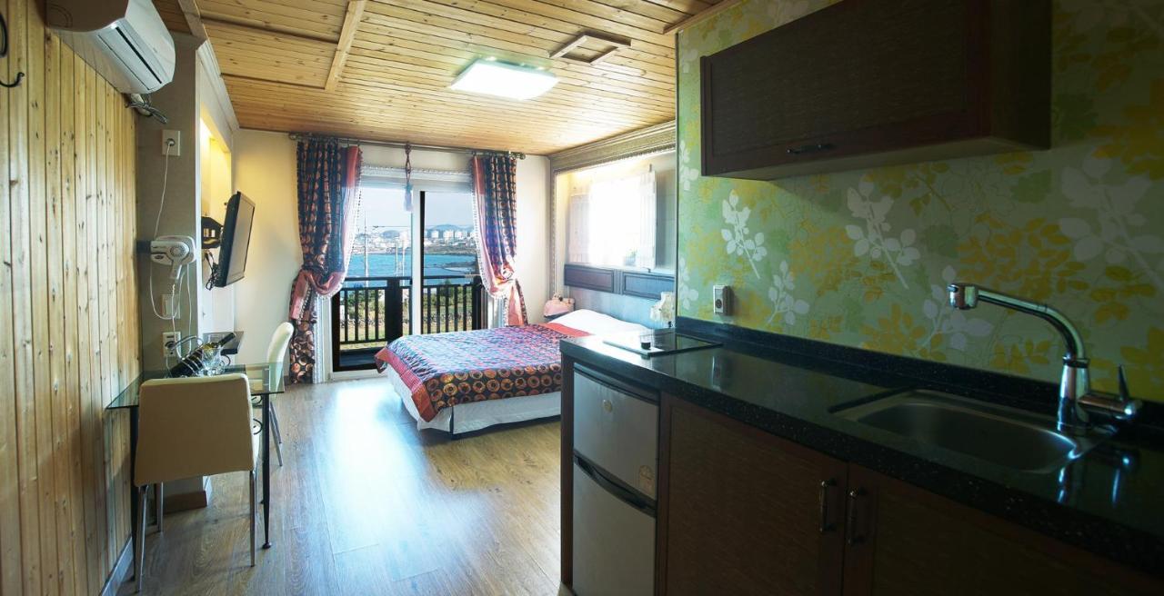 Elroman Pension Jeju Exterior photo
