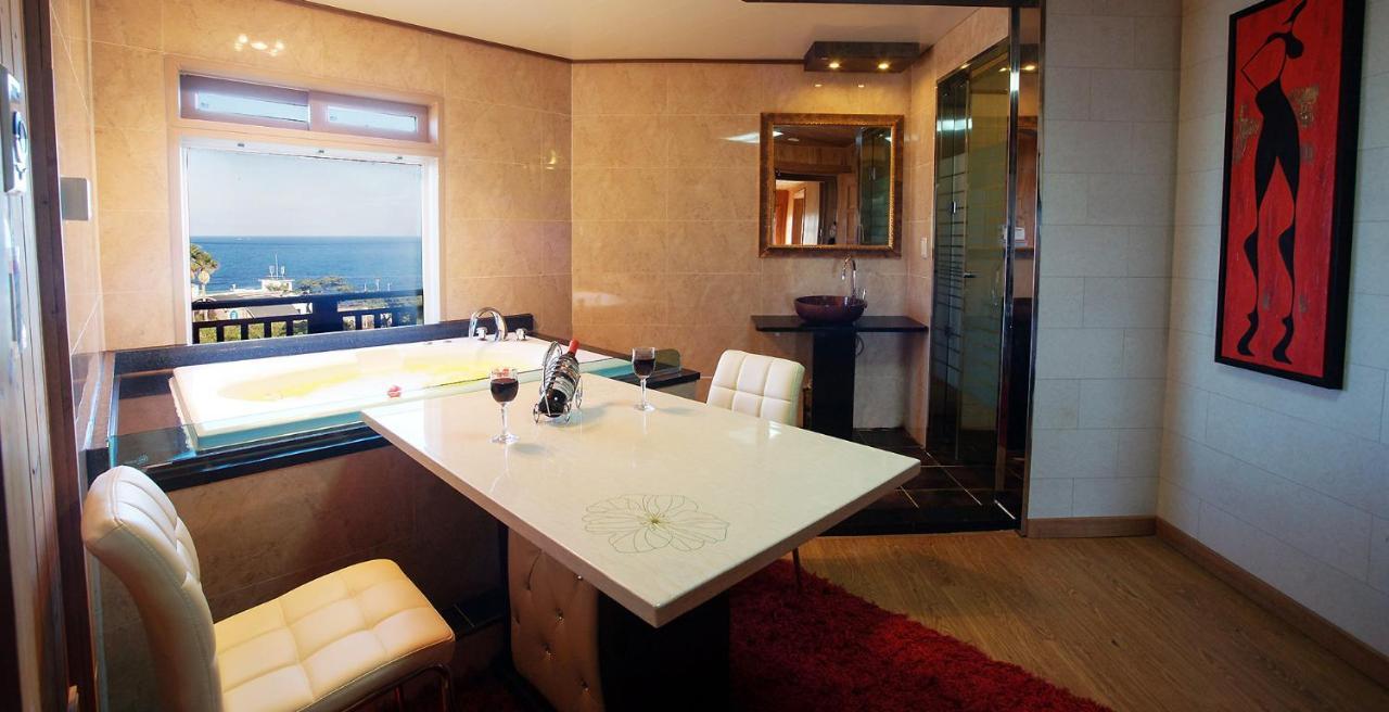 Elroman Pension Jeju Exterior photo