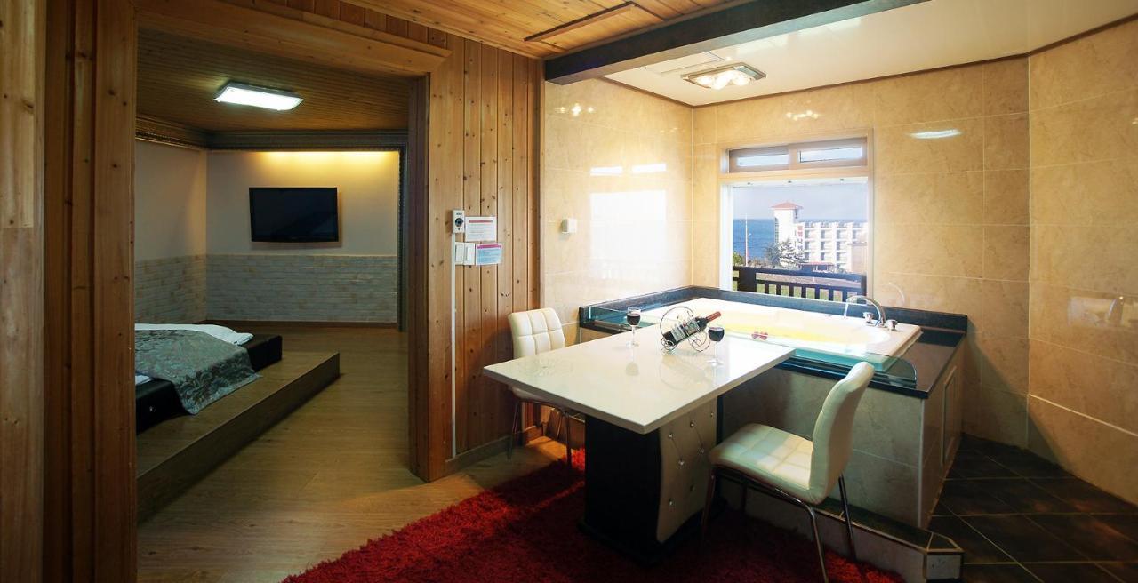 Elroman Pension Jeju Exterior photo